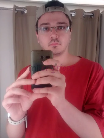 Branquinho amo chupar rolas pretas sou 100 passivo chupo rolas sem frescura chuva dourada leitada na boca amo chupar as bolas do macho sou bem safado...
