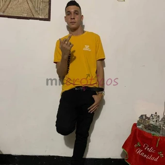Un chico alto con un juguete complaciente no puedes olvidarte de mi llamame o escribeme la pasaremos rico vengo a pasarla bien soy de colombia me vine...