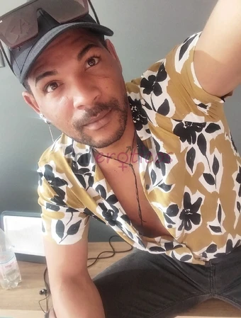 Chico cubano 33 anos caliente dispuesto a satisfacer tus fantasias sexuales buen pene y buen trasero lechero con el pene siempre listo para prenarte e...