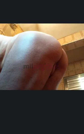 Sou muito safado e atendo na minha casa tenho uma bunda grande e branquinha sou professor estilo serio safado venha se deliciar comigo e ter uma momen...