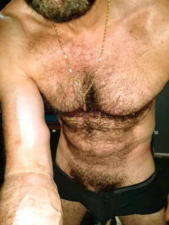 Prazer edu leone 42 anos moreno claro sou versatil passivo porem bem masculo e posturado estilo hetero putao com 1 80 m 80 kg corpo atletico moderadam...