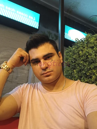 Aburrida cansada de la rutina de los problemas de pareja disfruta de un rico y agradable momento de placer y pasion en la cama donde te sentiras viva...