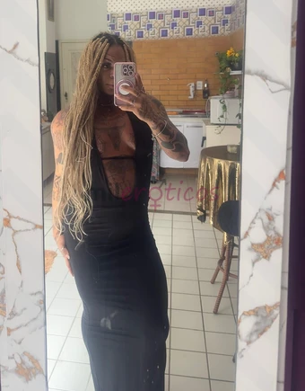 Ola sou terapeuta trabalho com diversas tecnicas especiais de massoterapia minhas sessoes de massagens sao feitas em todo o seu corpo visando a elimin...