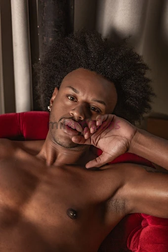 Cara negro grande e dominador experiente com inciantes pauzudo sou jovem e disposto sexo forte e safado ou ate uma pegada mais amavel sou uma boa comp...