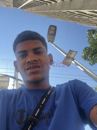 Soy un joven divertido guapo y responsable mayor de edad aunque mis fotos no lo parecen jajaaj llegue hace poco aqui a santiago llegue a esta pagina p...