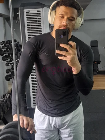 Persoa tranquila vivo zona sul me gosto de ir pra praia divertir e falar disposto te dar prazer e te fazer pasar un bom momento so estrangeiro me gost...