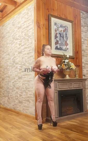 Tu madurita tengo ganas de que me des duroles tengo una secion de fotos muy calientes no se aguantaran las ganas de comerme muy contenta me presento a...