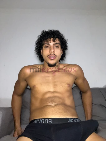 Indio baiano de beleza marcante e natural tenho cabelos cacheados sorriso envolvente e um corpo musculoso que chama atencao por onde passo discreto ed...