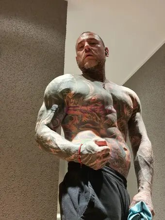 Hola soy salvatore recien llegue a chile y estare solo por unos dias en santiago soy lechero y full activo ademas realizo masajes eroticos cuento con...