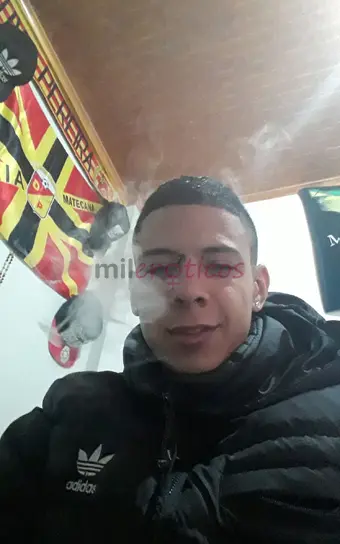 Chico travieso dispuesto a cumplir tus fantacias y hacerte pasar un dia genial muy bn dotado hago trios y fetiches si te encanta pasarlo bn escribeme...